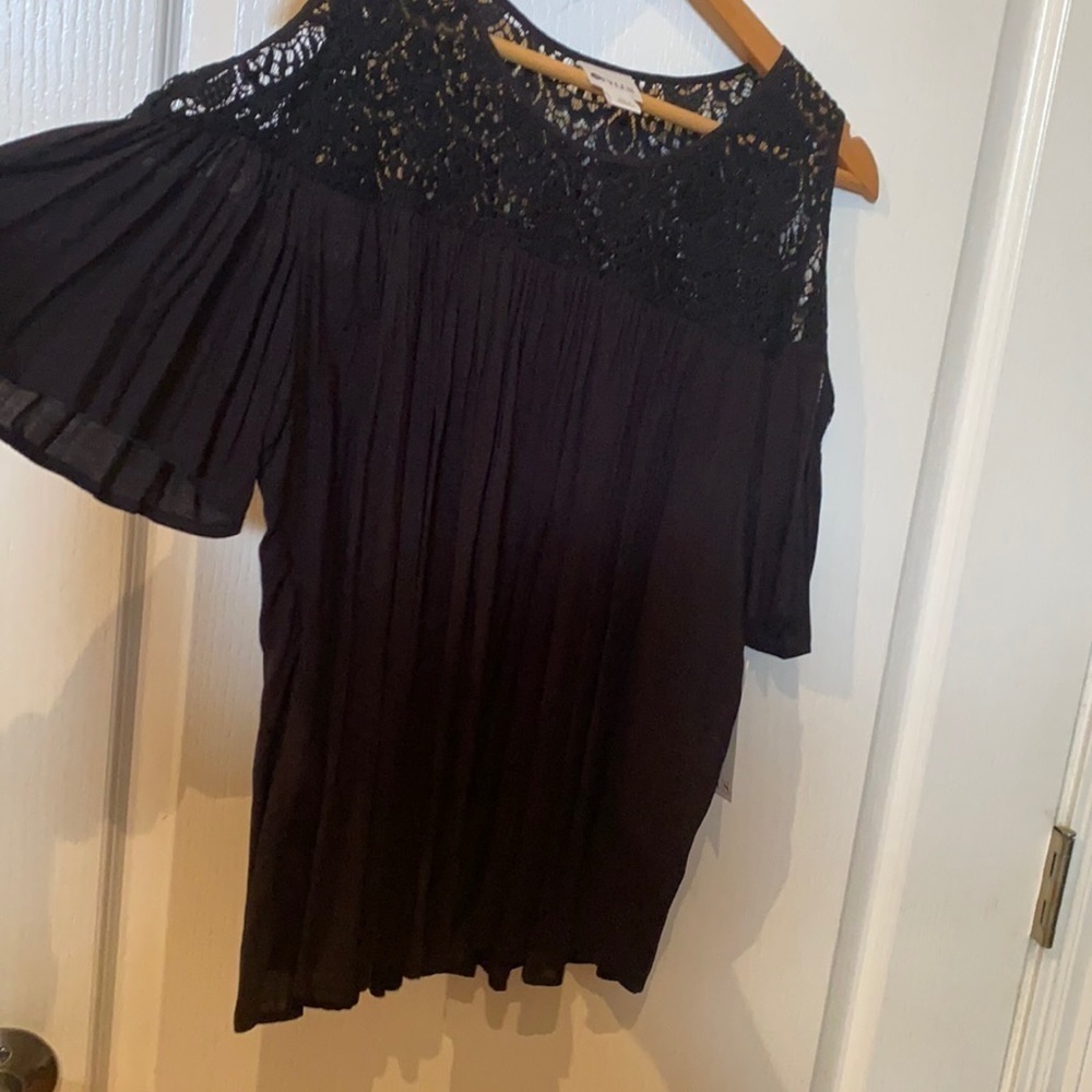 NWT Women’s size L  cold shoulder short flutter sleeve black pleated flare top